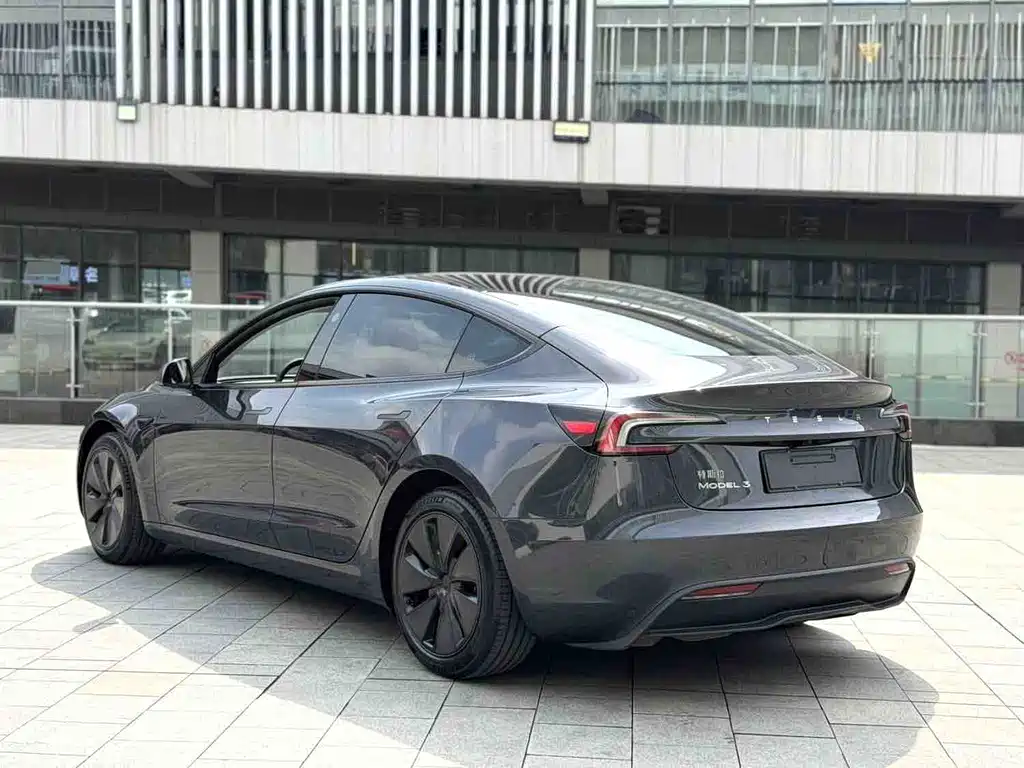 Tesla Model 3 — миниатюра 9