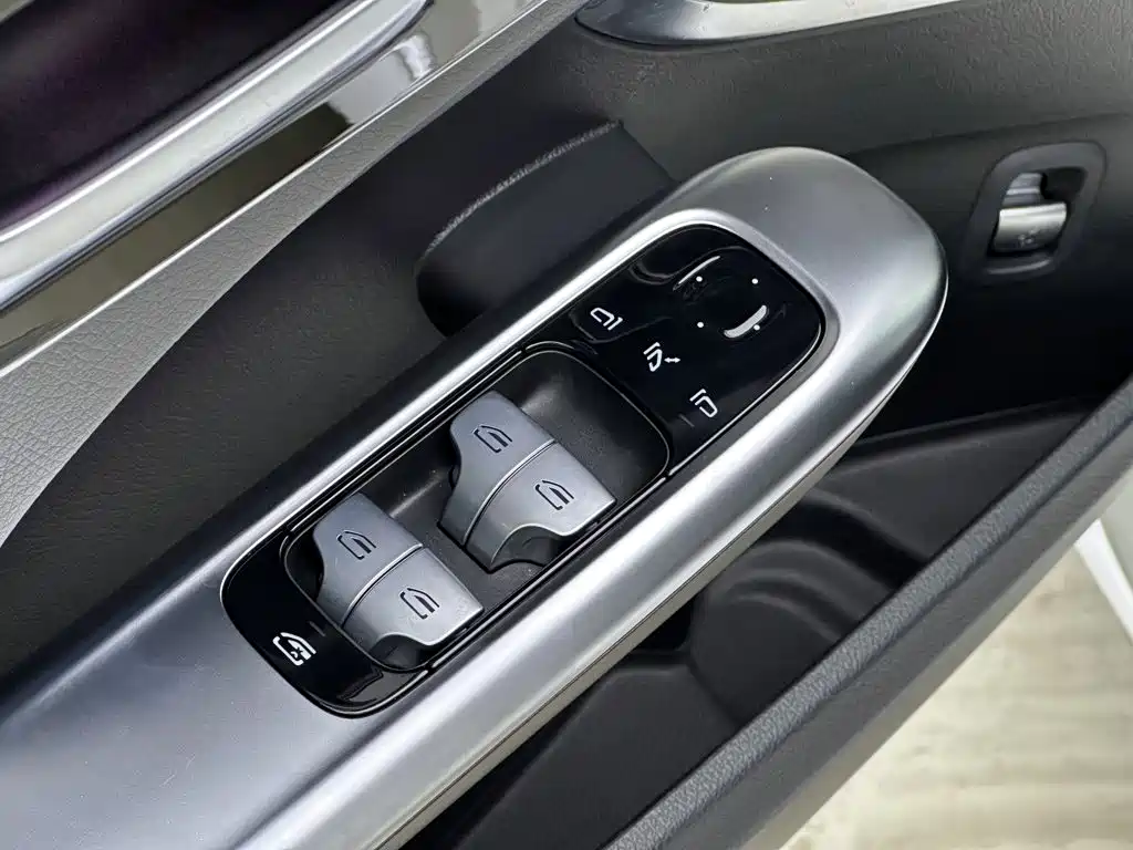 Mercedes-Benz C-Class — миниатюра 12