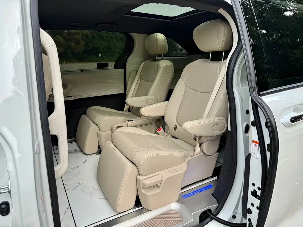 Toyota Granvia — миниатюра 6