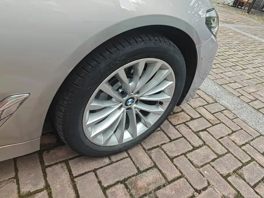 BMW 5 Series — миниатюра 6