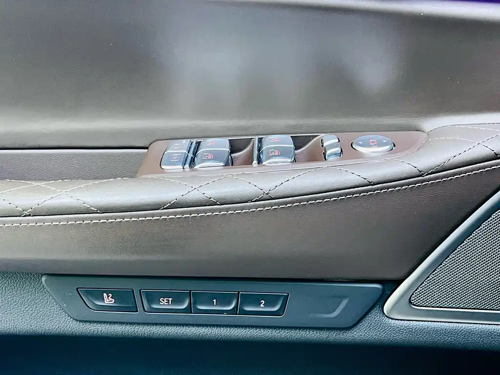 BMW 7 Series — миниатюра 13