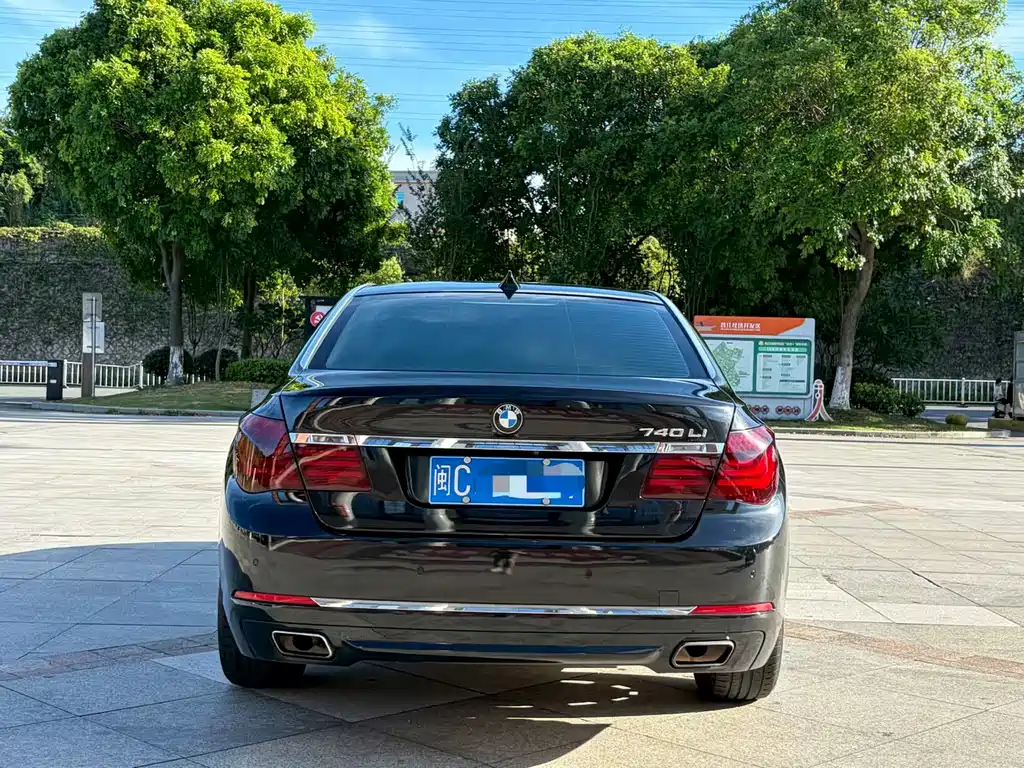 BMW 7 Series — миниатюра 8