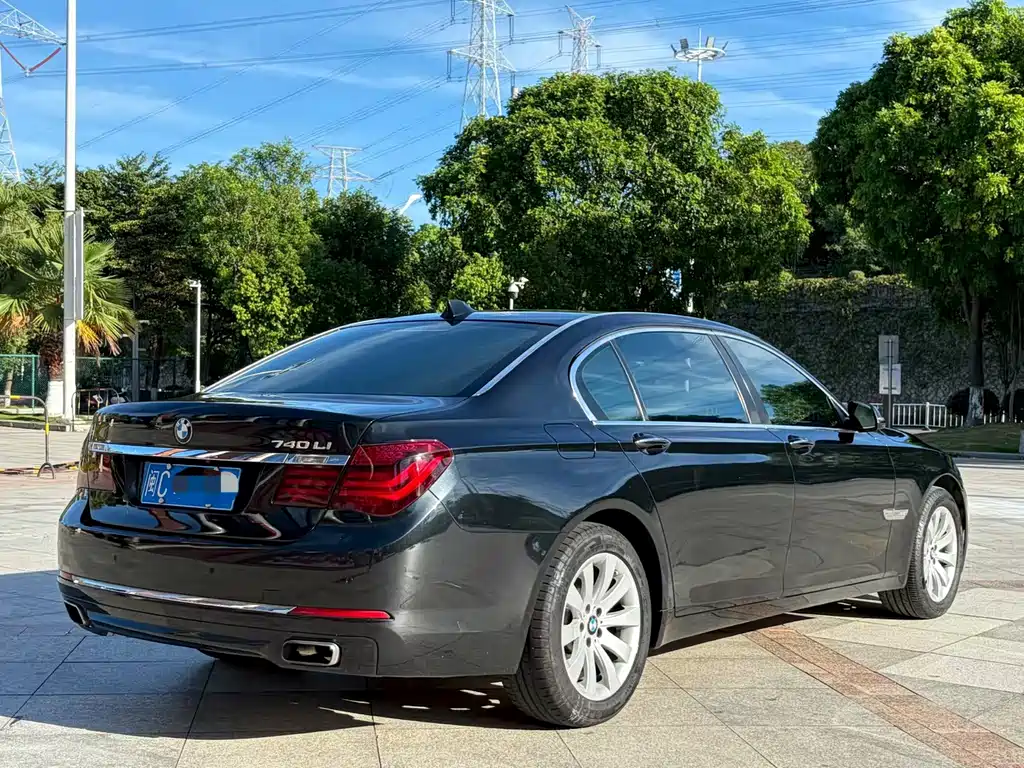 BMW 7 Series — миниатюра 9