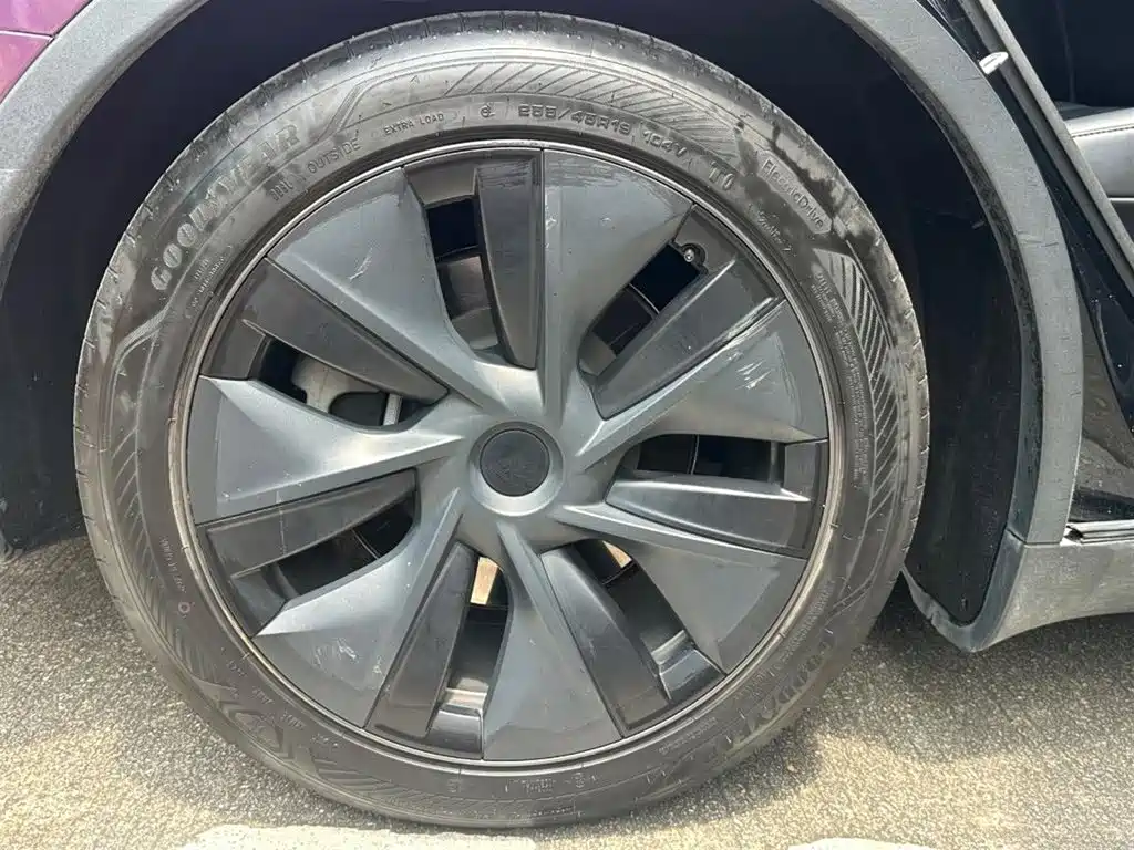 Tesla Model Y — миниатюра 8