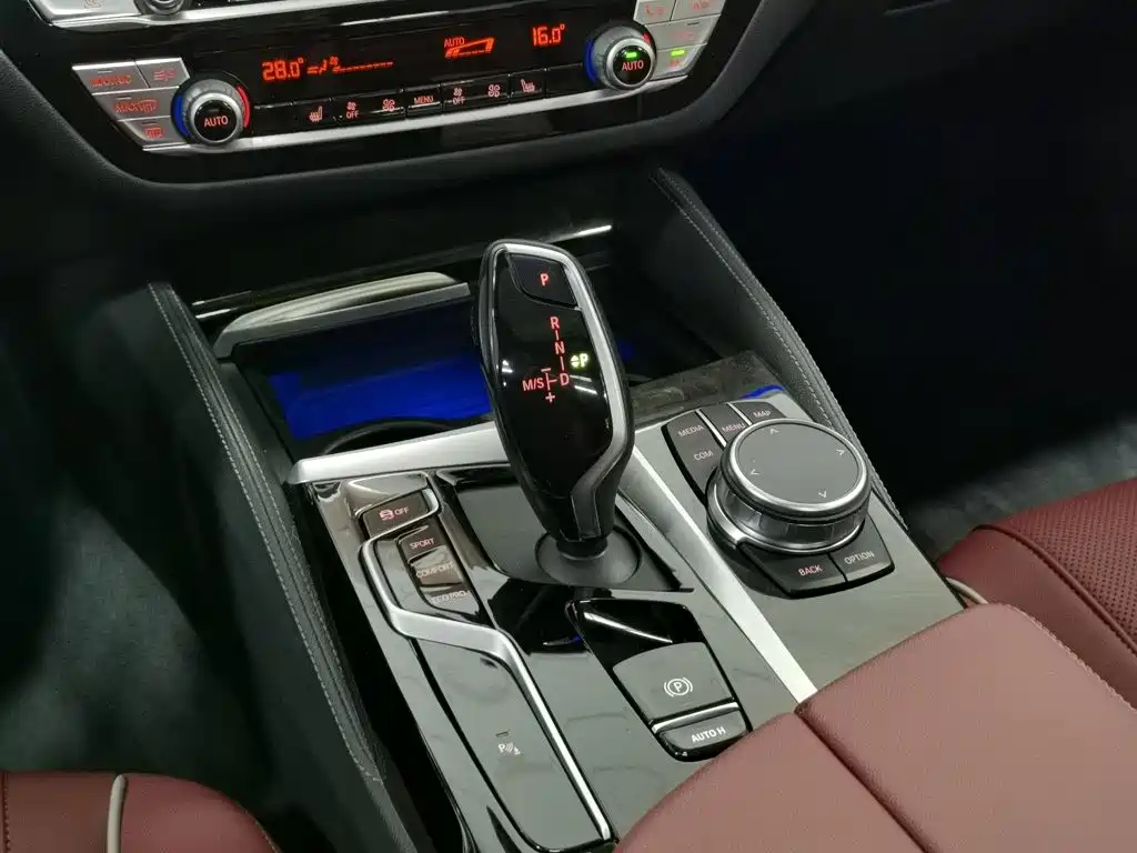 BMW 5 Series — миниатюра 13