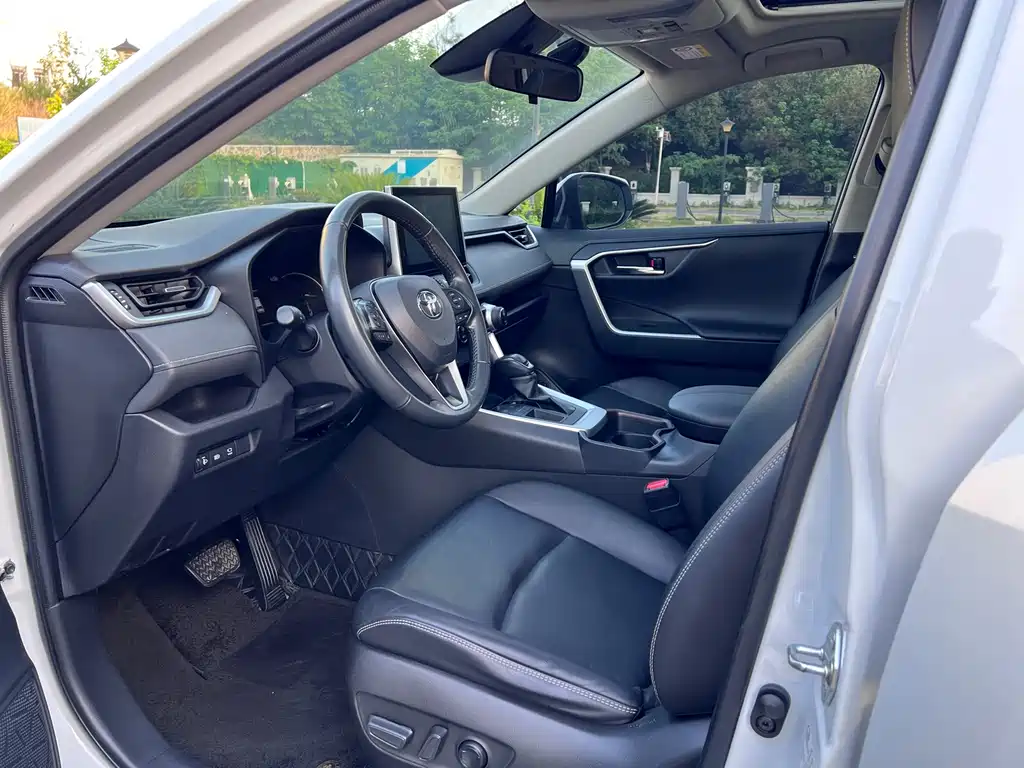 Toyota RAV4 — миниатюра 8