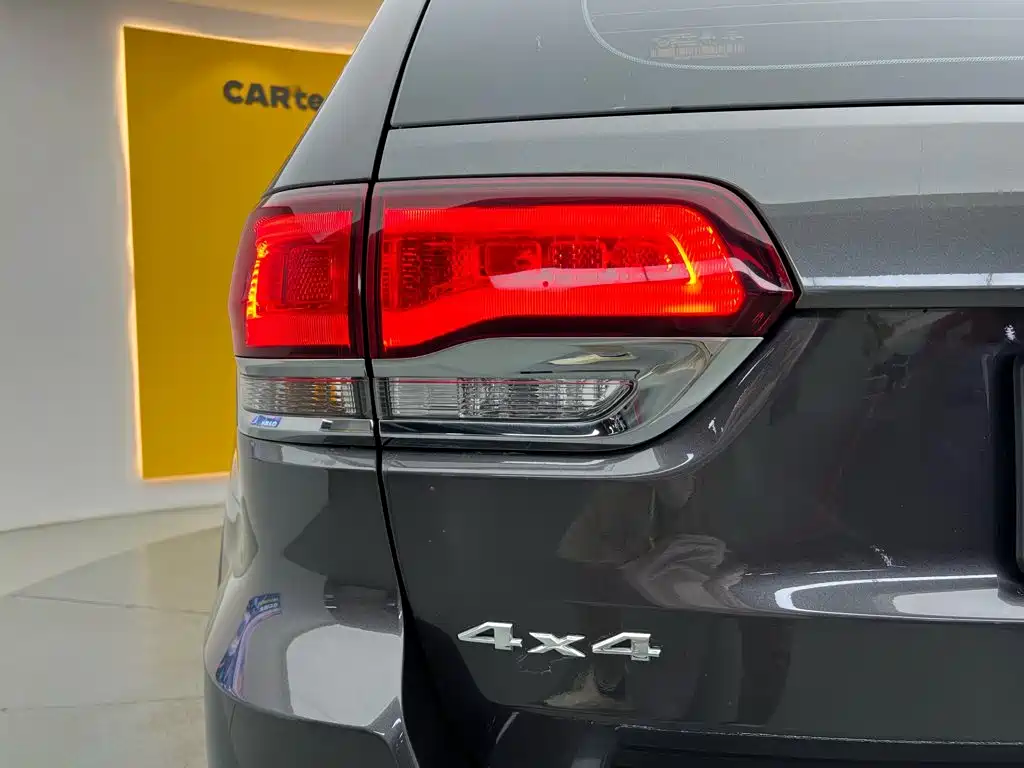 Jeep Grand Cherokee (Import) — миниатюра 12