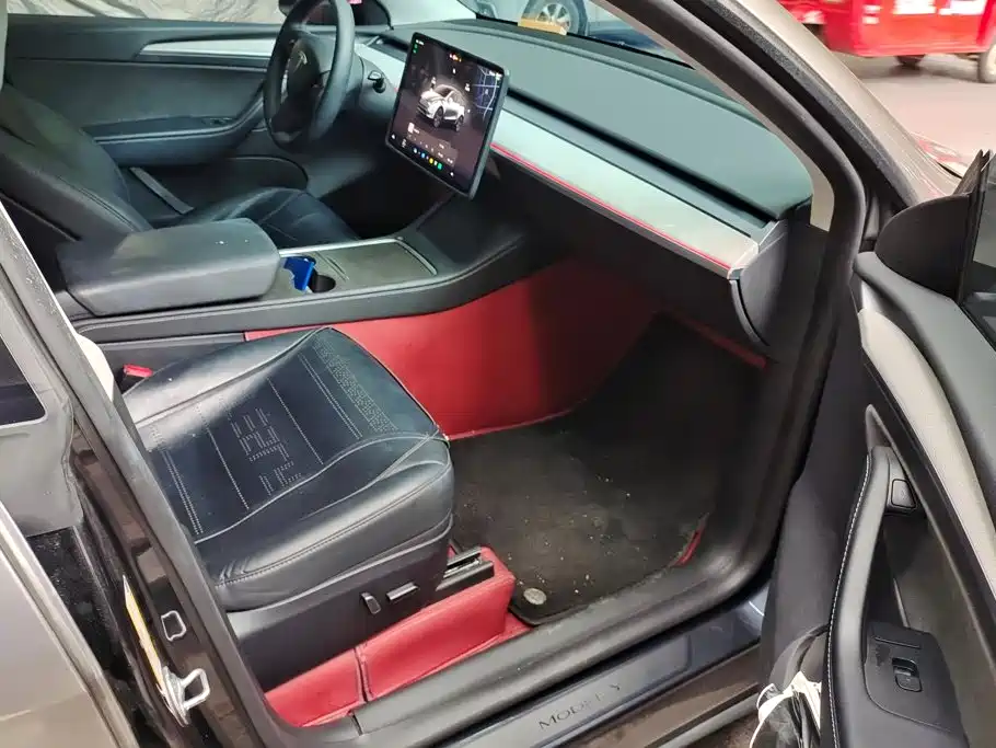 Tesla Model Y — миниатюра 8