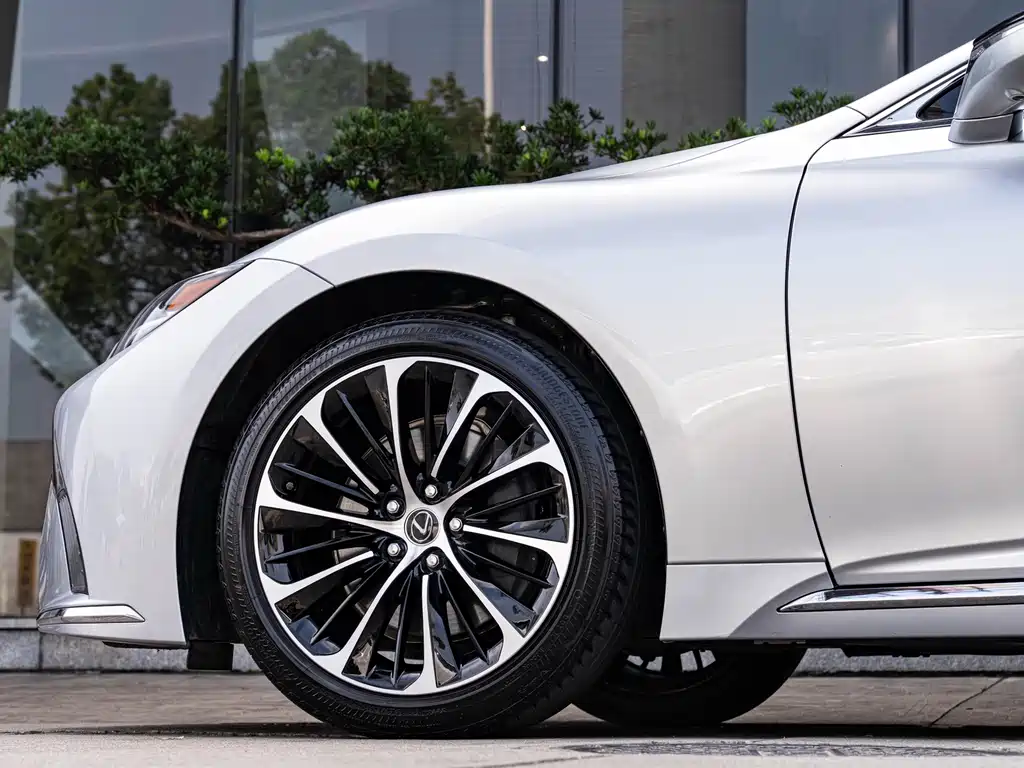 Lexus LS — миниатюра 8