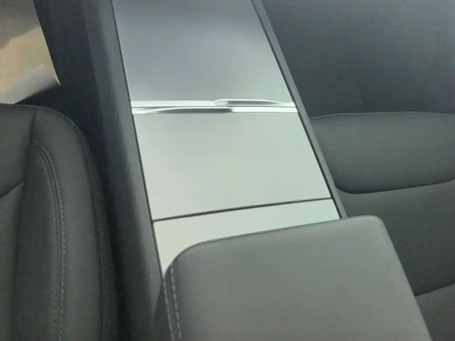 Tesla Model Y — миниатюра 16