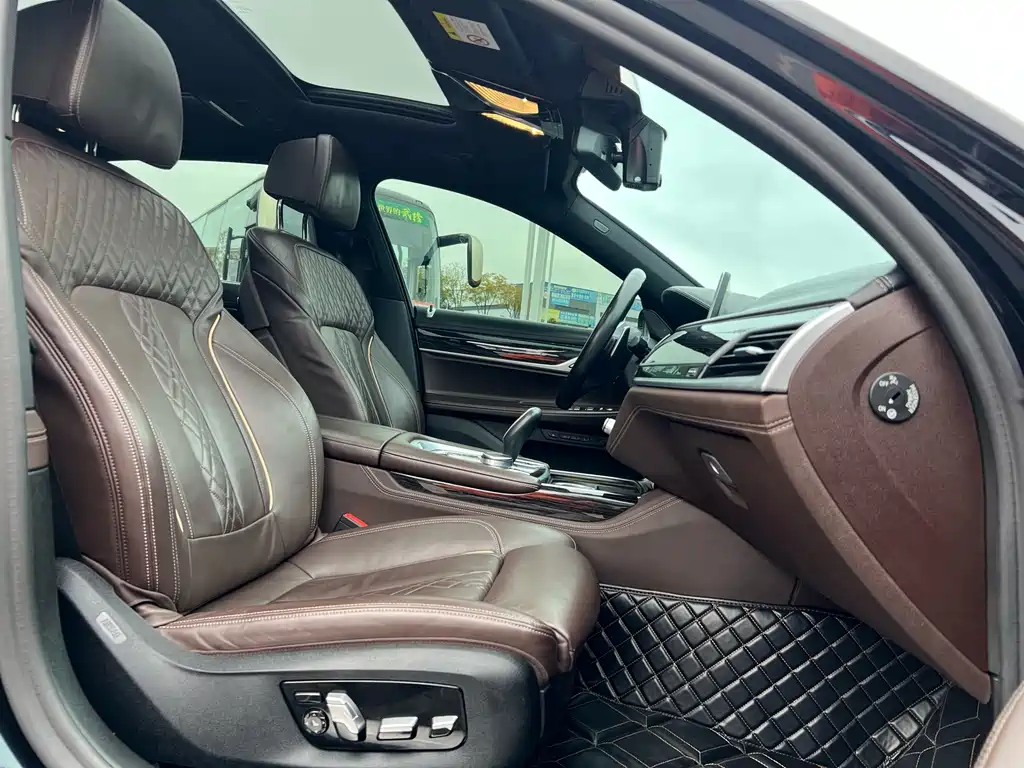 BMW 7 Series — миниатюра 9