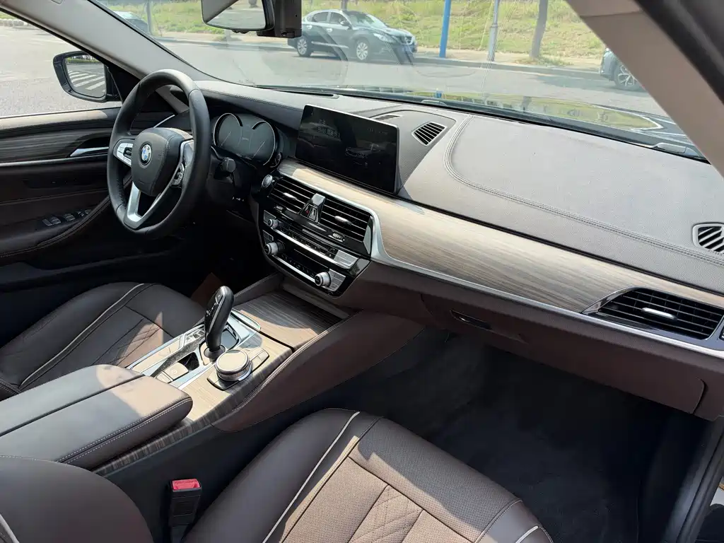 BMW 5 Series New Energy — миниатюра 21