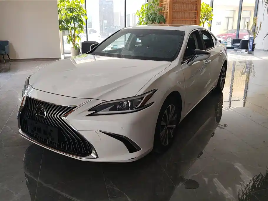 Lexus ES 2020