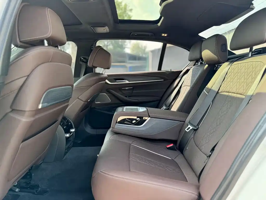 BMW 5 Series — миниатюра 7