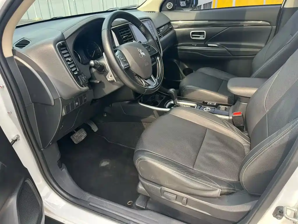 Mitsubishi Outlander — миниатюра 10
