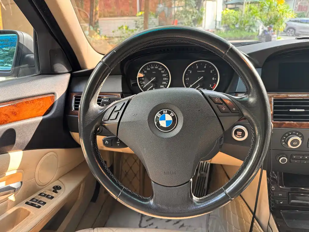 BMW 5 Series — миниатюра 11
