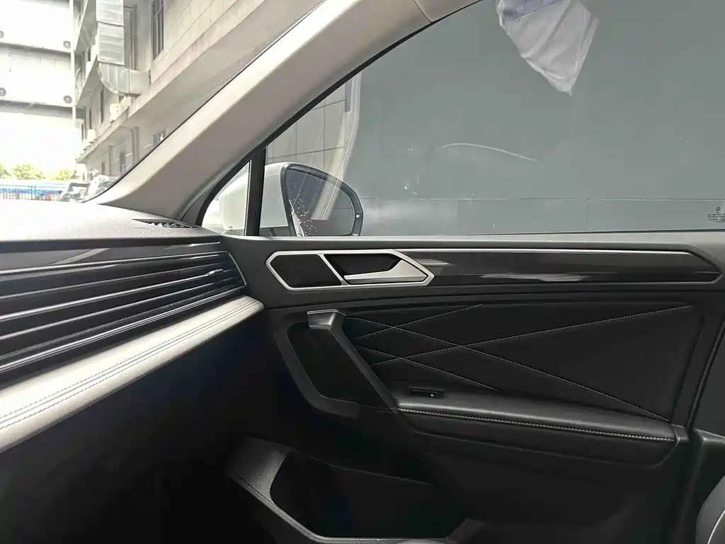 Volkswagen Tiguan L L 2023 330TSI AT Smart