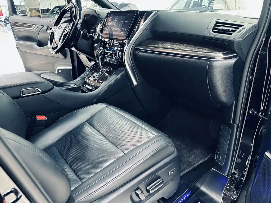 Toyota Vellfire — миниатюра 6
