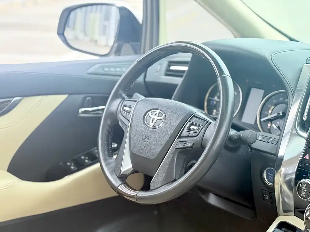 Toyota Alphard — миниатюра 11