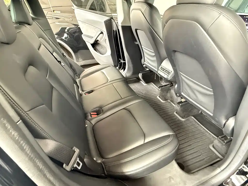 Tesla Model Y — миниатюра 8