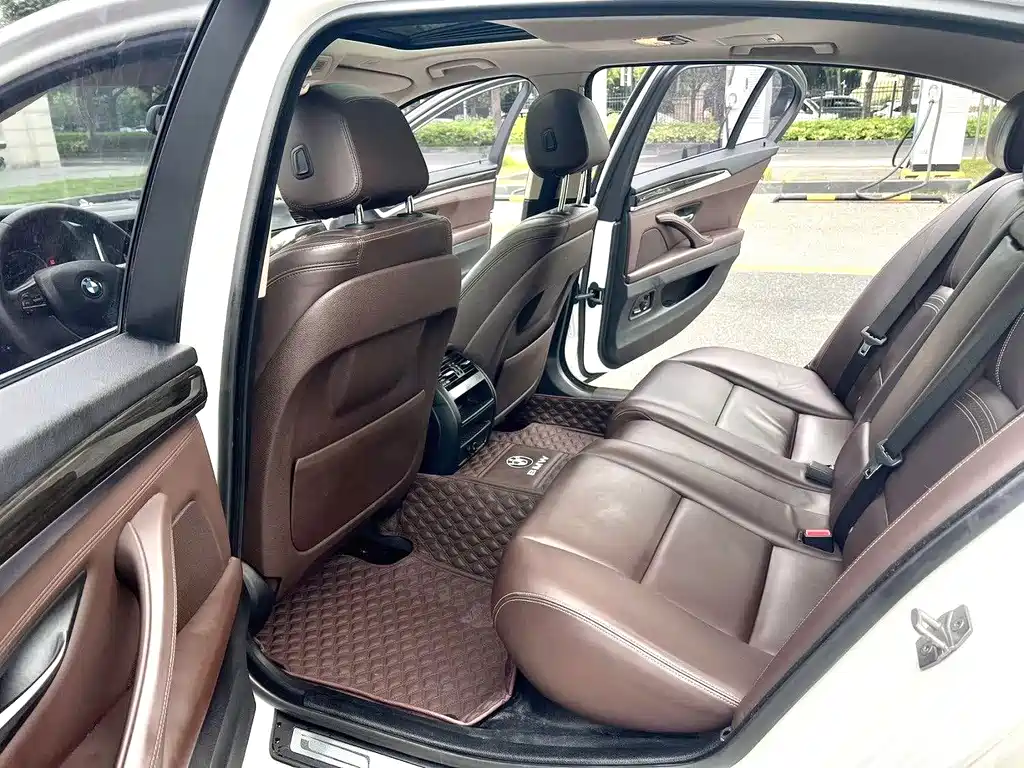 BMW 5 Series — миниатюра 8
