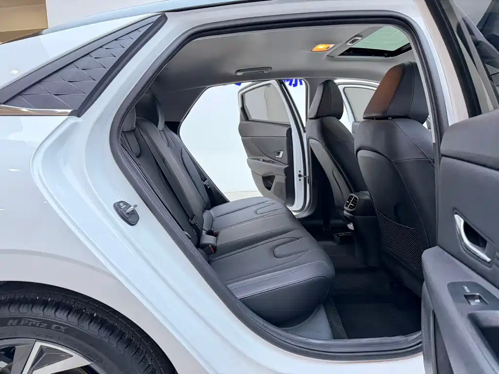 Hyundai Elantra — миниатюра 18
