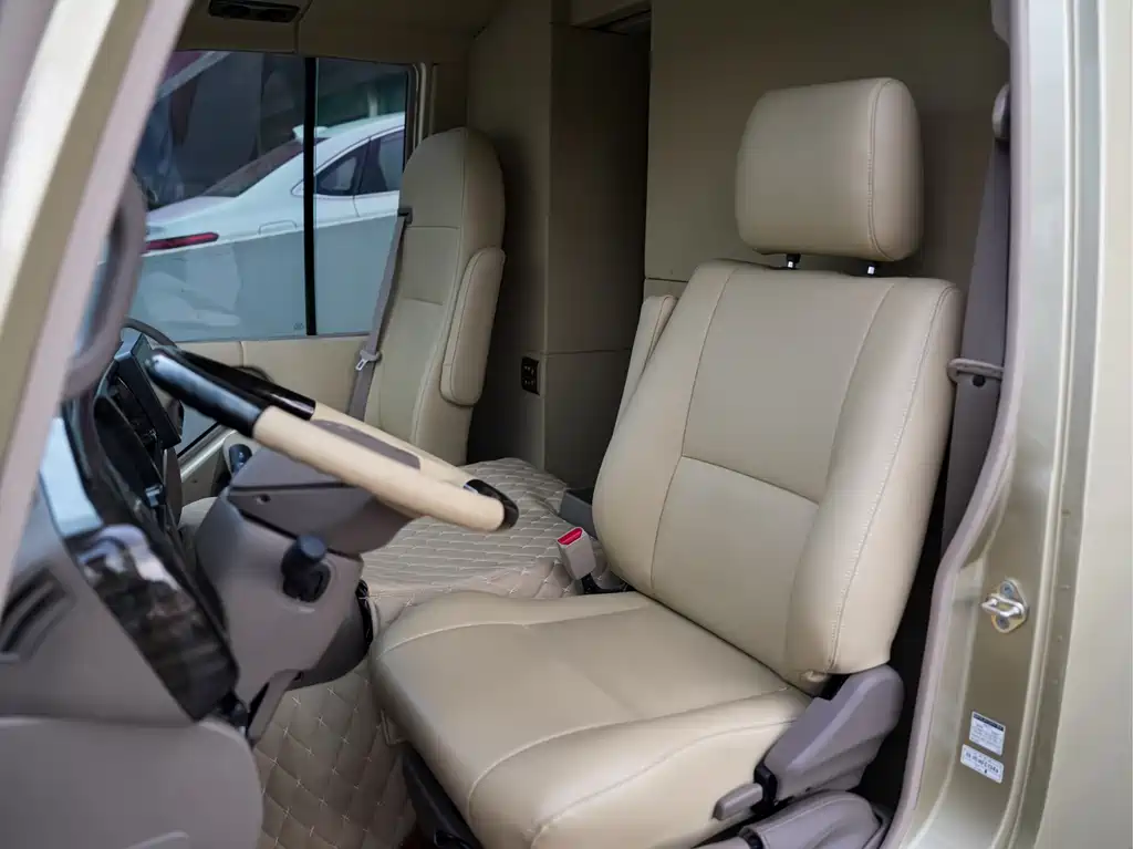 Toyota Coaster — миниатюра 8