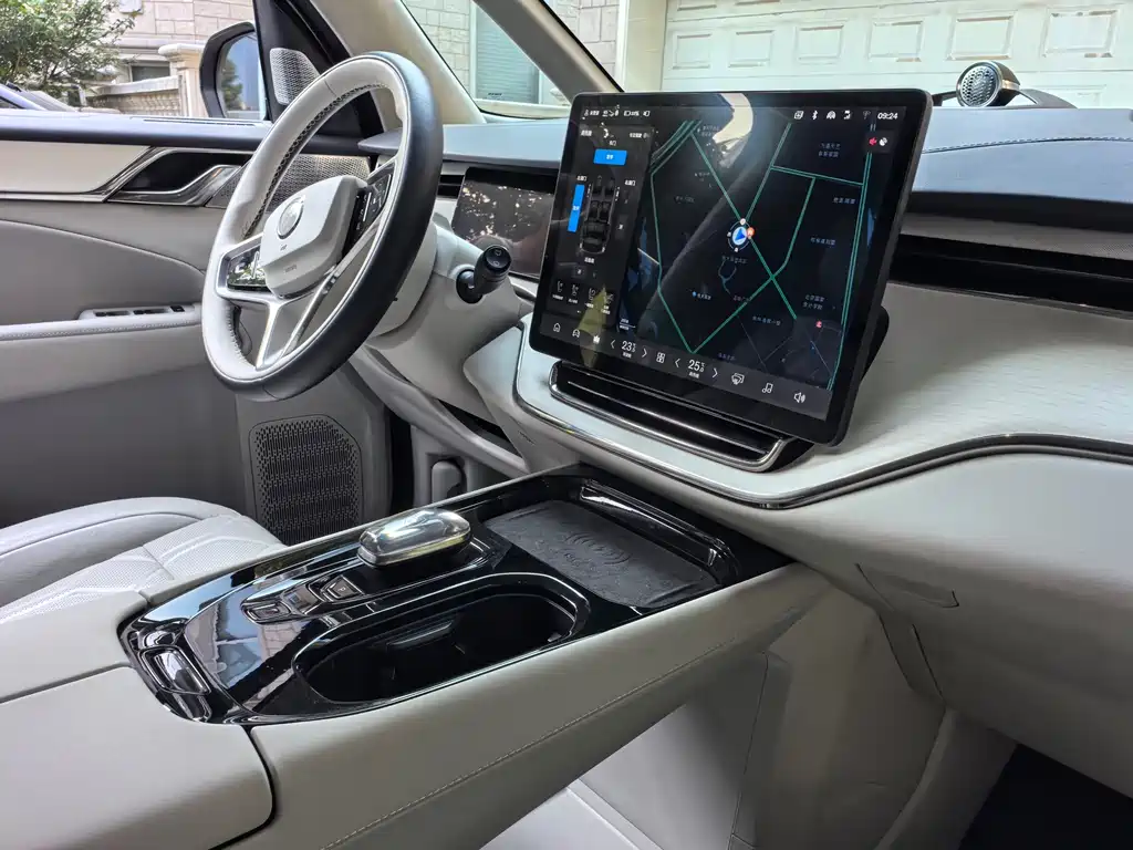 Volvo EM90 — миниатюра 7