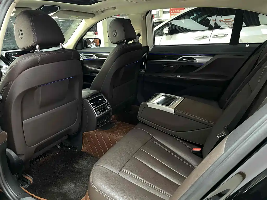 BMW 7 Series — миниатюра 16