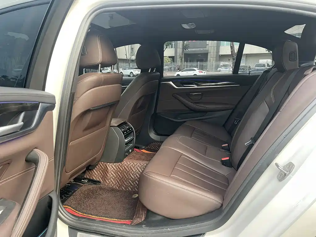 BMW 5 Series — миниатюра 6