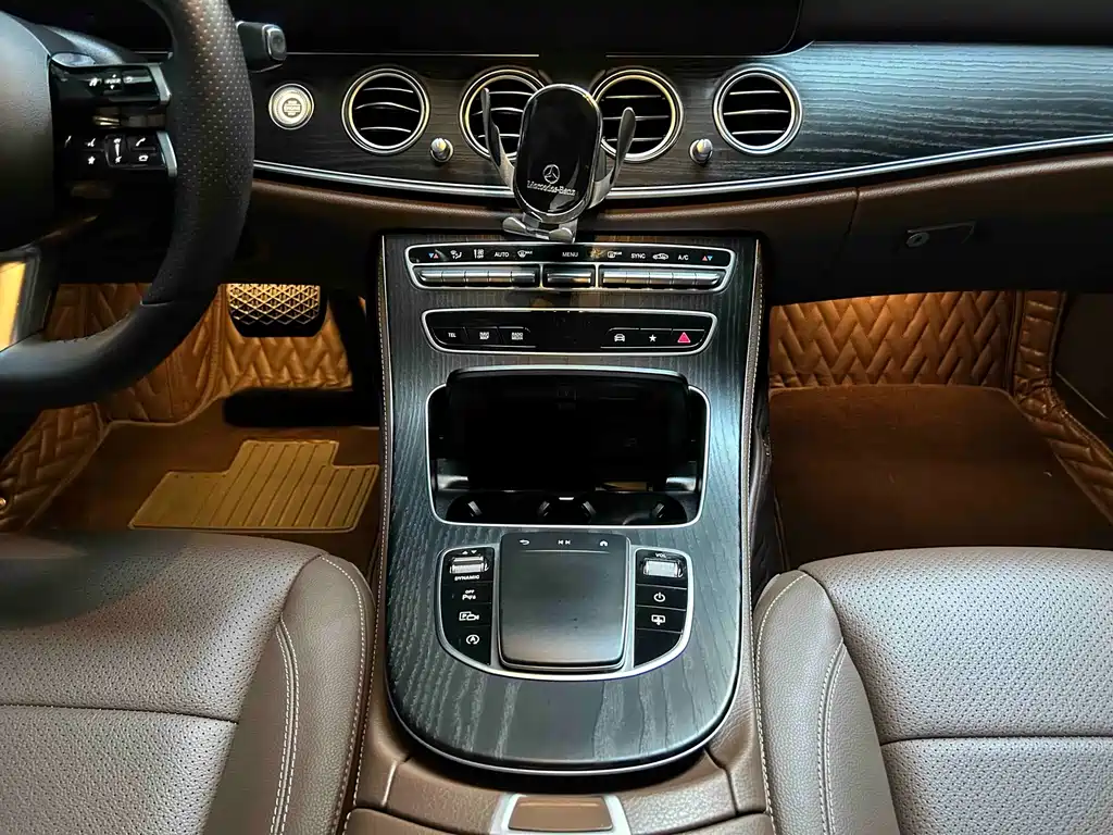 Mercedes-Benz E-Class — миниатюра 7