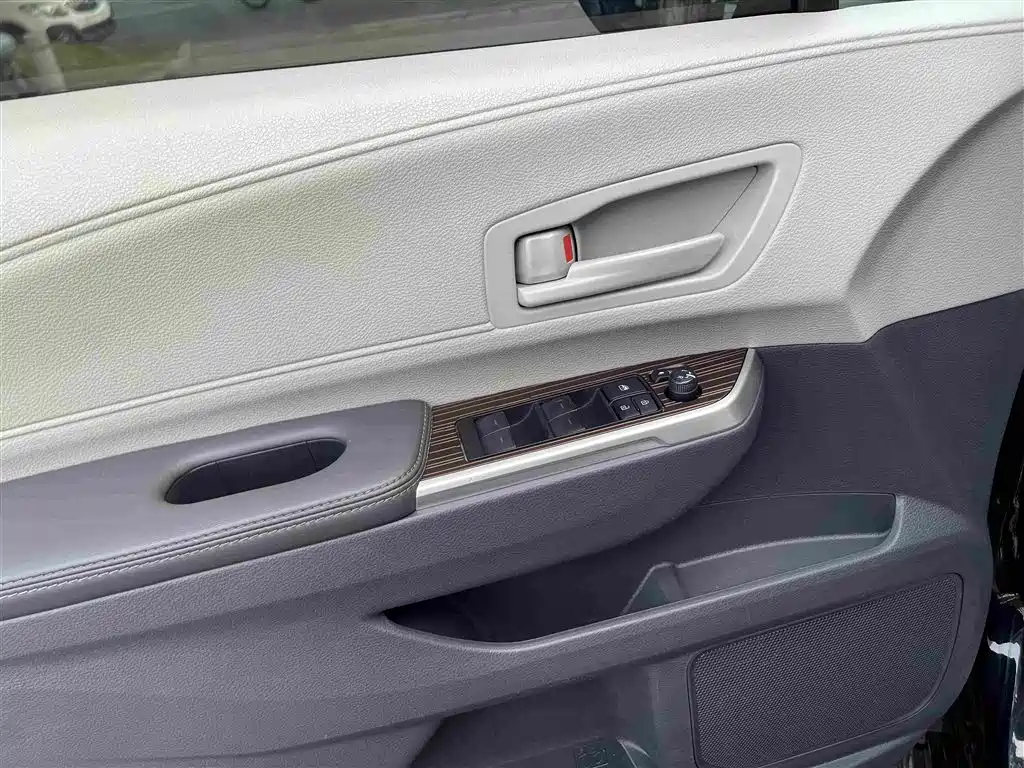 Toyota Sienna — миниатюра 25