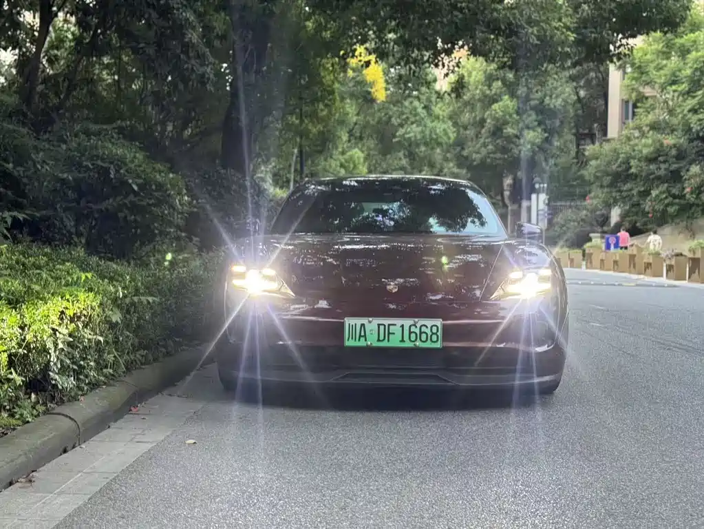 Porsche Taycan — миниатюра 3