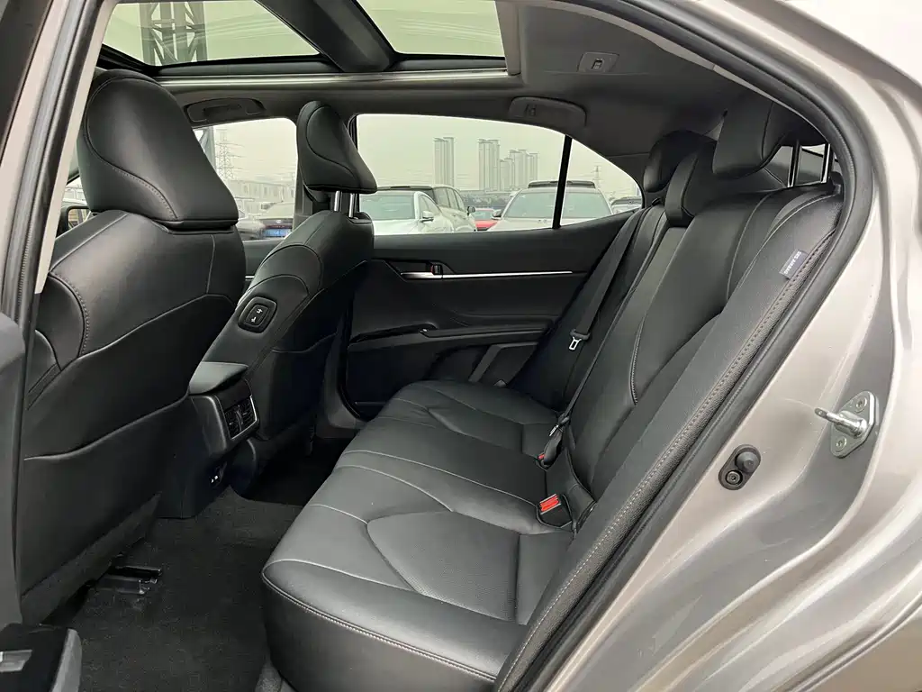 Toyota Camry — миниатюра 8