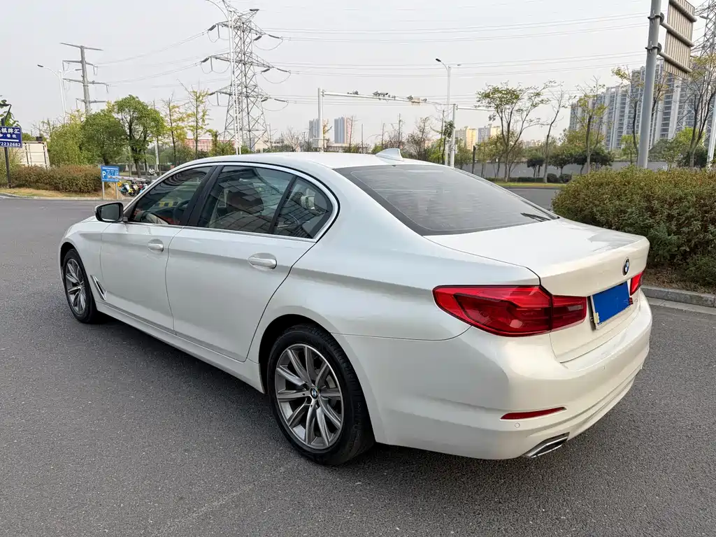 BMW 5 Series — миниатюра 6