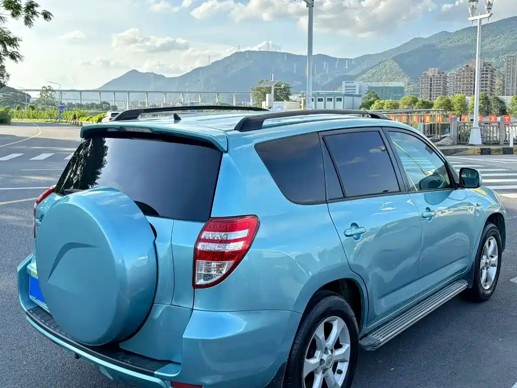 Toyota RAV4 — миниатюра 4