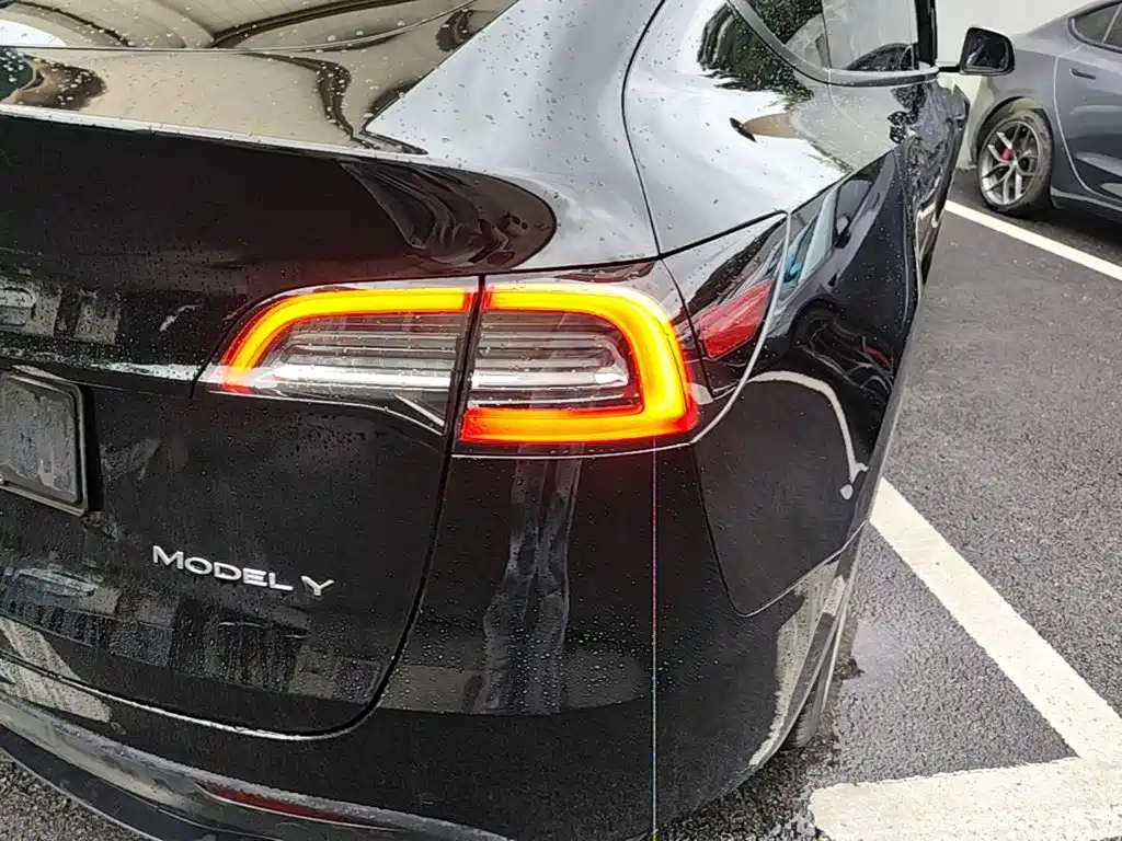 Tesla Model Y — миниатюра 8