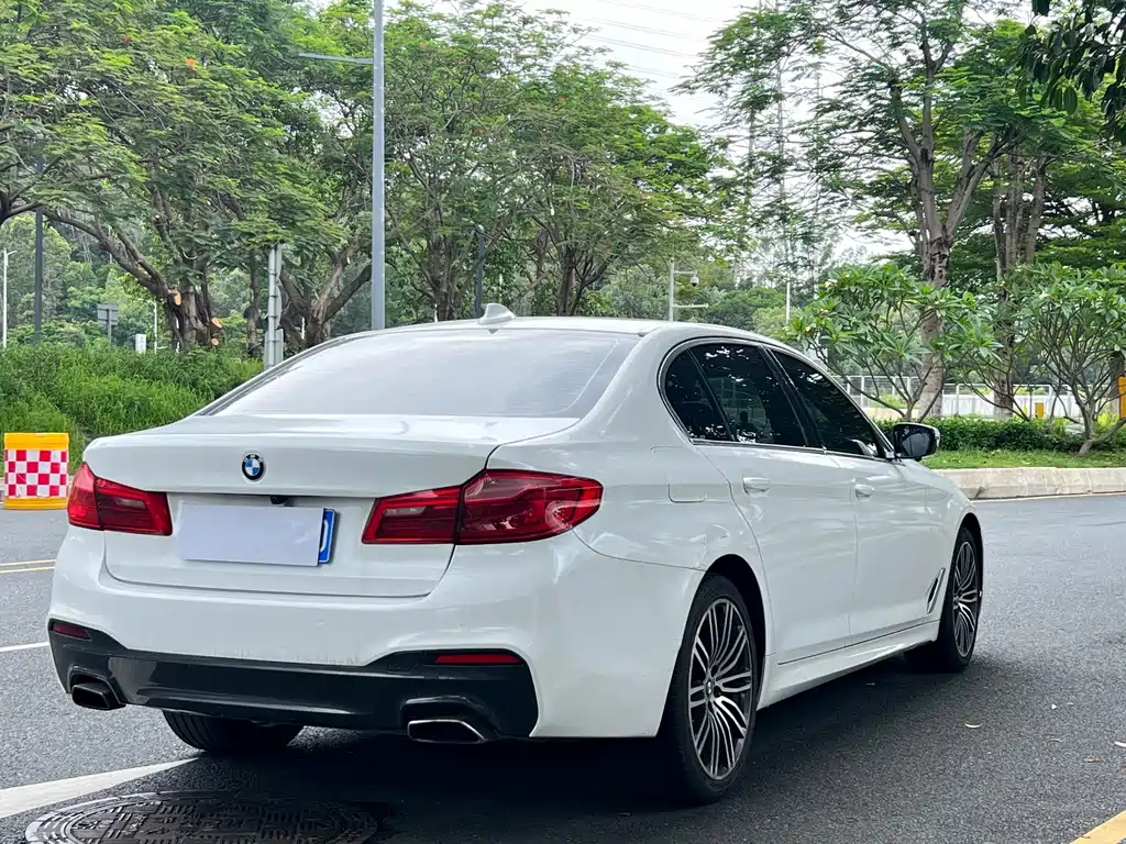 BMW 5 Series — миниатюра 7