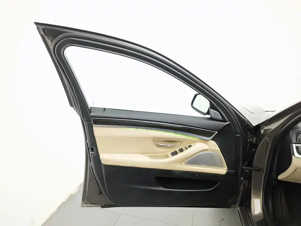 BMW 5 Series — миниатюра 8