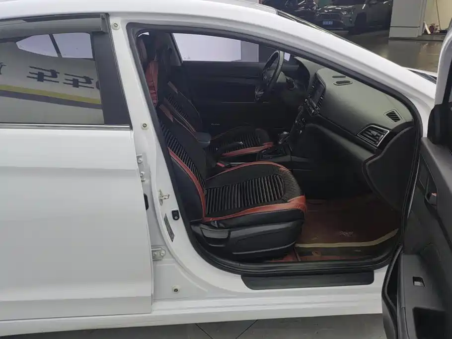 Hyundai Elantra — миниатюра 8