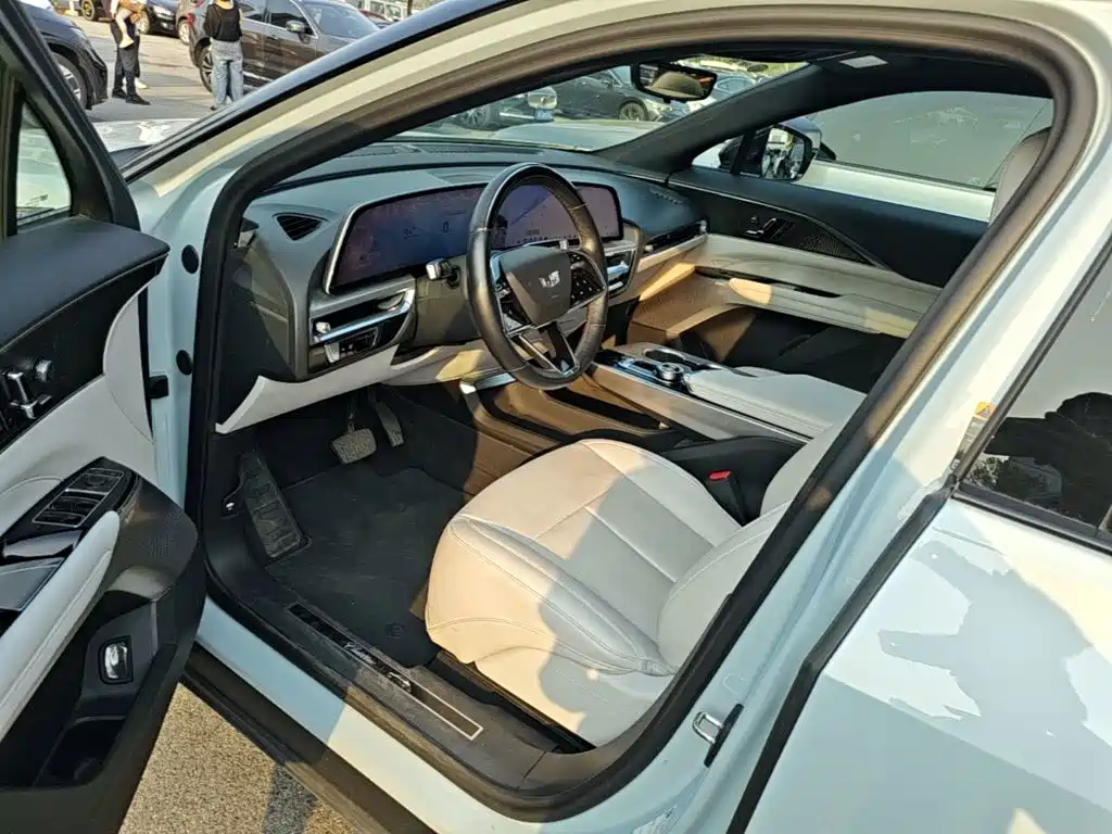 Cadillac Lyriq — миниатюра 15