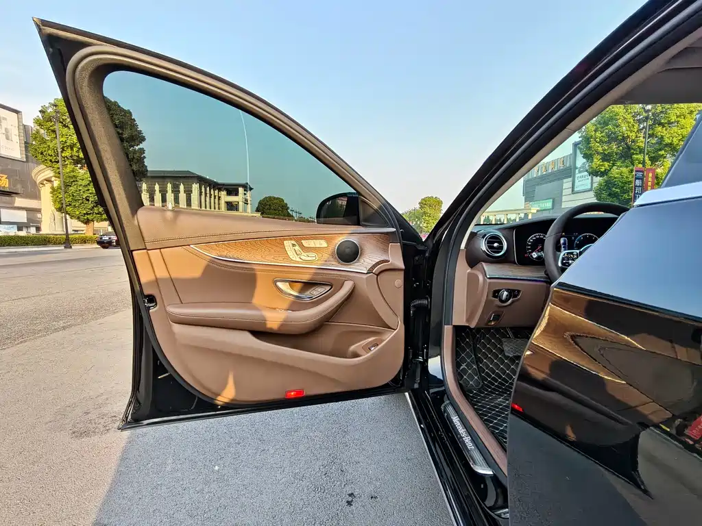Mercedes-Benz E-Class — миниатюра 11