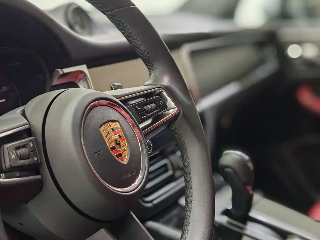 PORSCHE MACAN