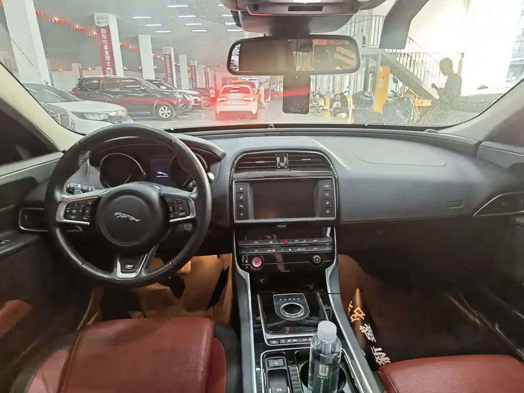 Jaguar XE — миниатюра 14