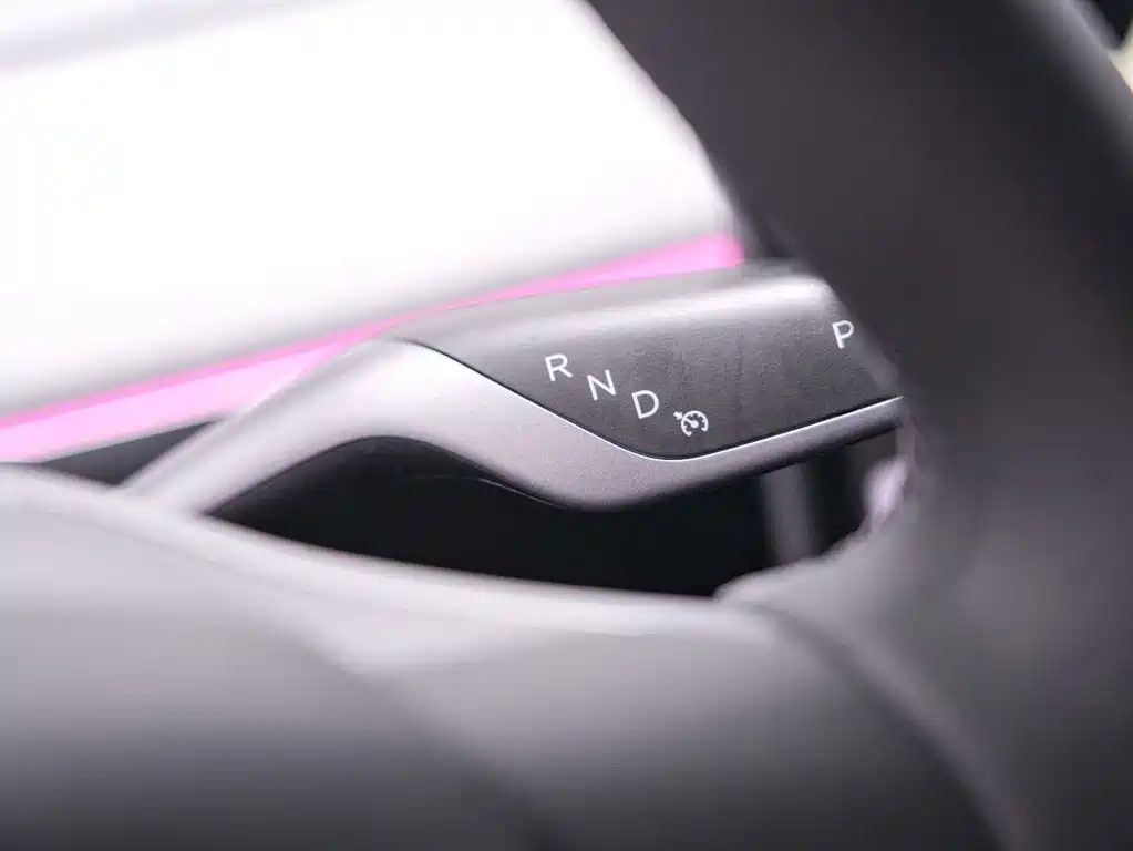 Tesla Model Y — миниатюра 10