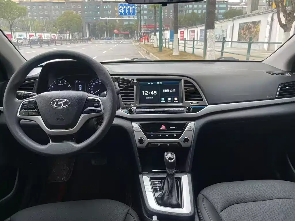 Hyundai Elantra — миниатюра 9