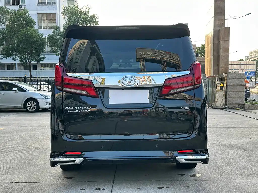 Toyota Alphard — миниатюра 5