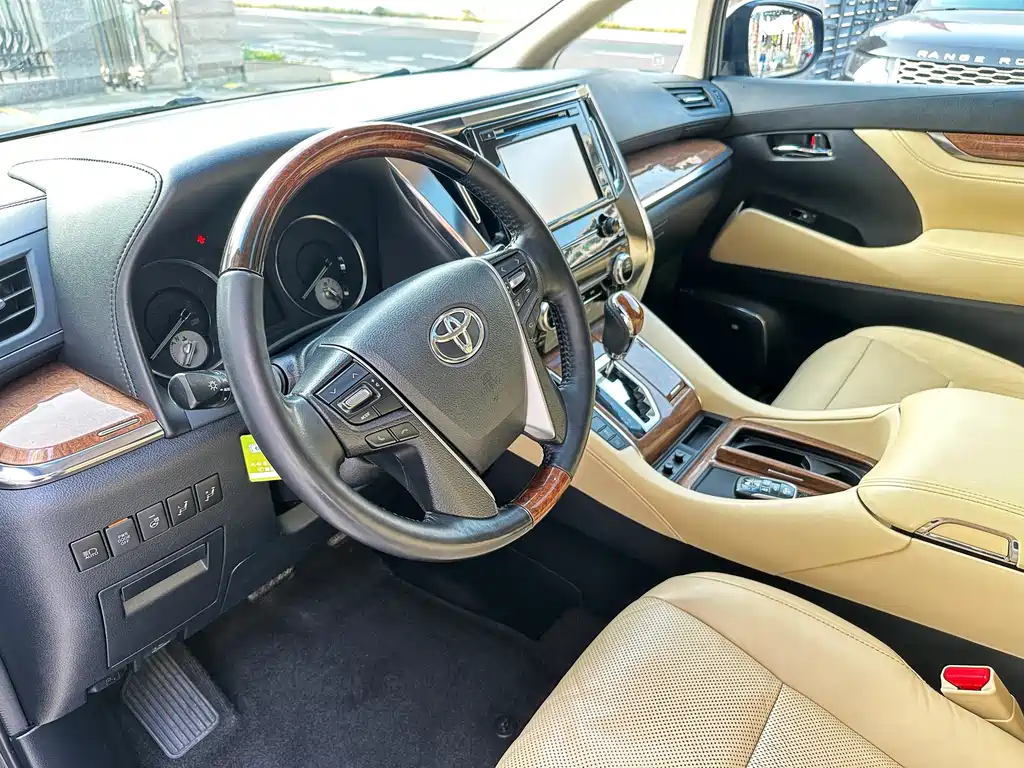 Toyota Alphard — миниатюра 8