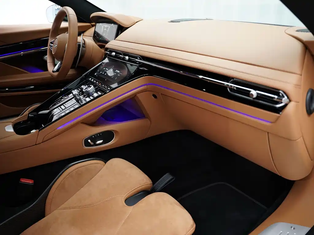 Aston Martin DB12 — миниатюра 10