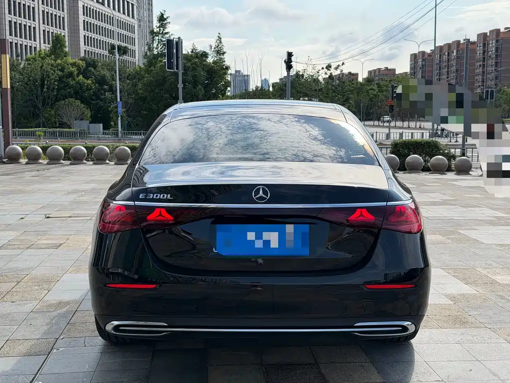 Mercedes-Benz E-Class — миниатюра 5